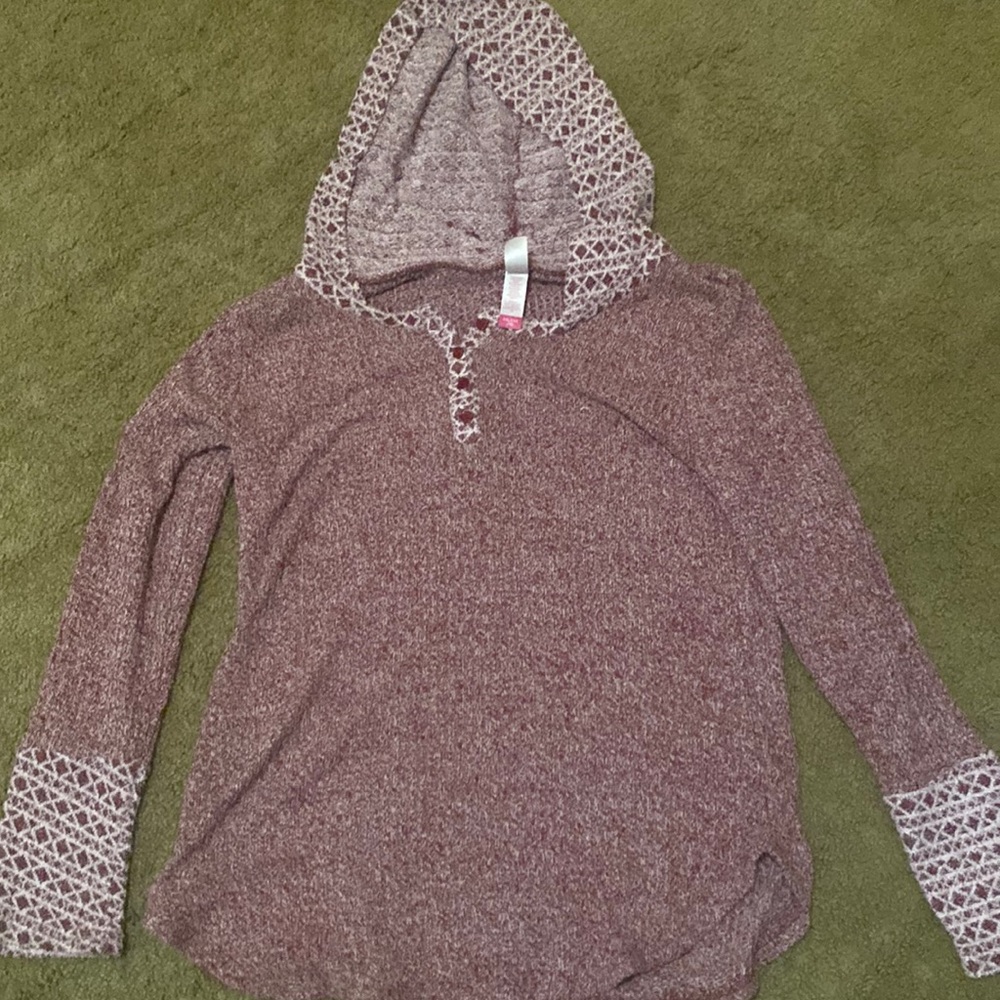 Women’s size xxl maroon and white hoodie. Barely worn.